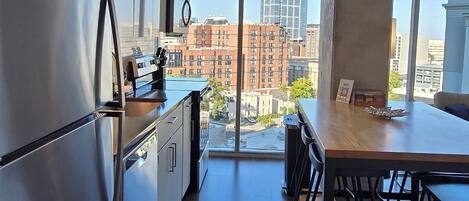 Refrigerador, microondas, horno y parrilla de estufa