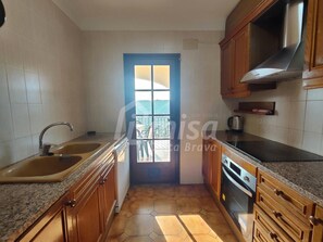 Microwave, dishwasher, coffee/tea maker, cookware/dishes/utensils - Daisy's House, Calonge - Costa Brava (Calonge)