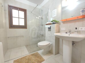 Shower, hair dryer, towels - Daisy's House, Calonge - Costa Brava (Calonge)