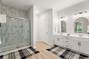 Shower, hair dryer, towels - 7BR Lakeview Lodge • Hot Tub • Game Room • Sleeps 20 (Kimberling City)