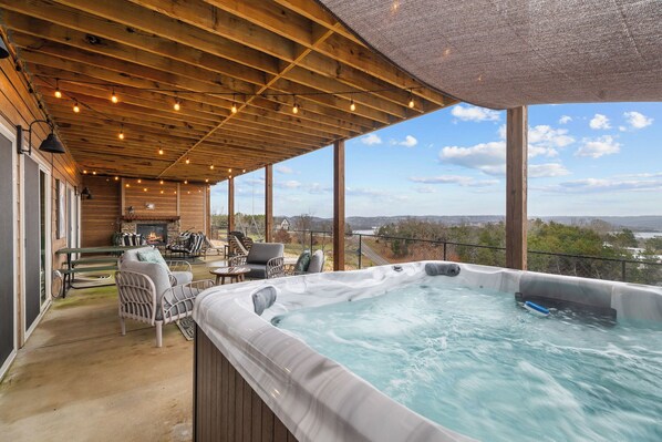 Outdoor spa tub