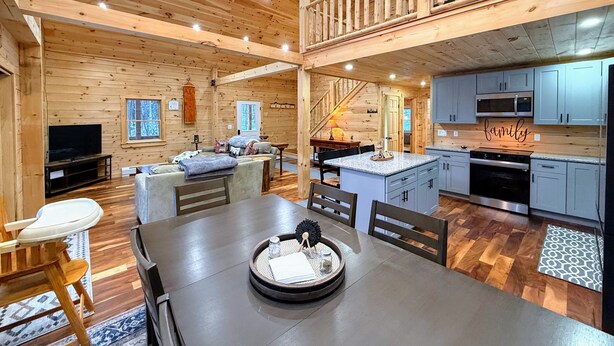 Une cabine spacieuse comprenant un coin repas, une cuisine et une chambre à coucher située en mezzanine.