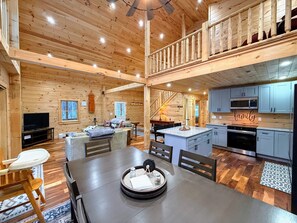 Living area - 2S: New log cabin in Bethlehem: privacy, firepit, great location! (Bethlehem)