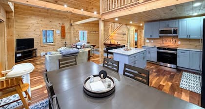 2S: New log cabin in Bethlehem: privacy, firepit, great location!