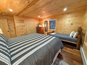 3 bedrooms, iron/ironing board, travel cot, free WiFi - 2S: New log cabin in Bethlehem: privacy, firepit, great location! (Bethlehem)