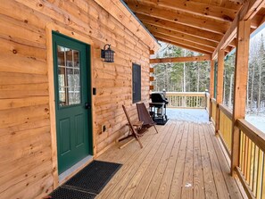 Terrace/patio - 2S: New log cabin in Bethlehem: privacy, firepit, great location! (Bethlehem)