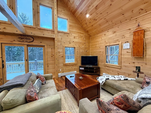 Living area - 2S: New log cabin in Bethlehem: privacy, firepit, great location! (Bethlehem)