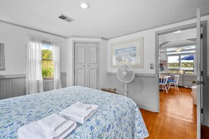 Free WiFi, bed sheets - Charming Waterfront Escape Along the Cove (Eastham)