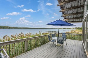 Outdoor dining - Charming Waterfront Escape Along the Cove (Eastham)