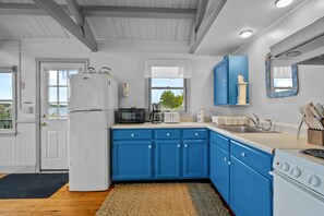 Coffee/tea maker, fridge, microwave, stovetop - Charming Waterfront Escape Along the Cove (Eastham)