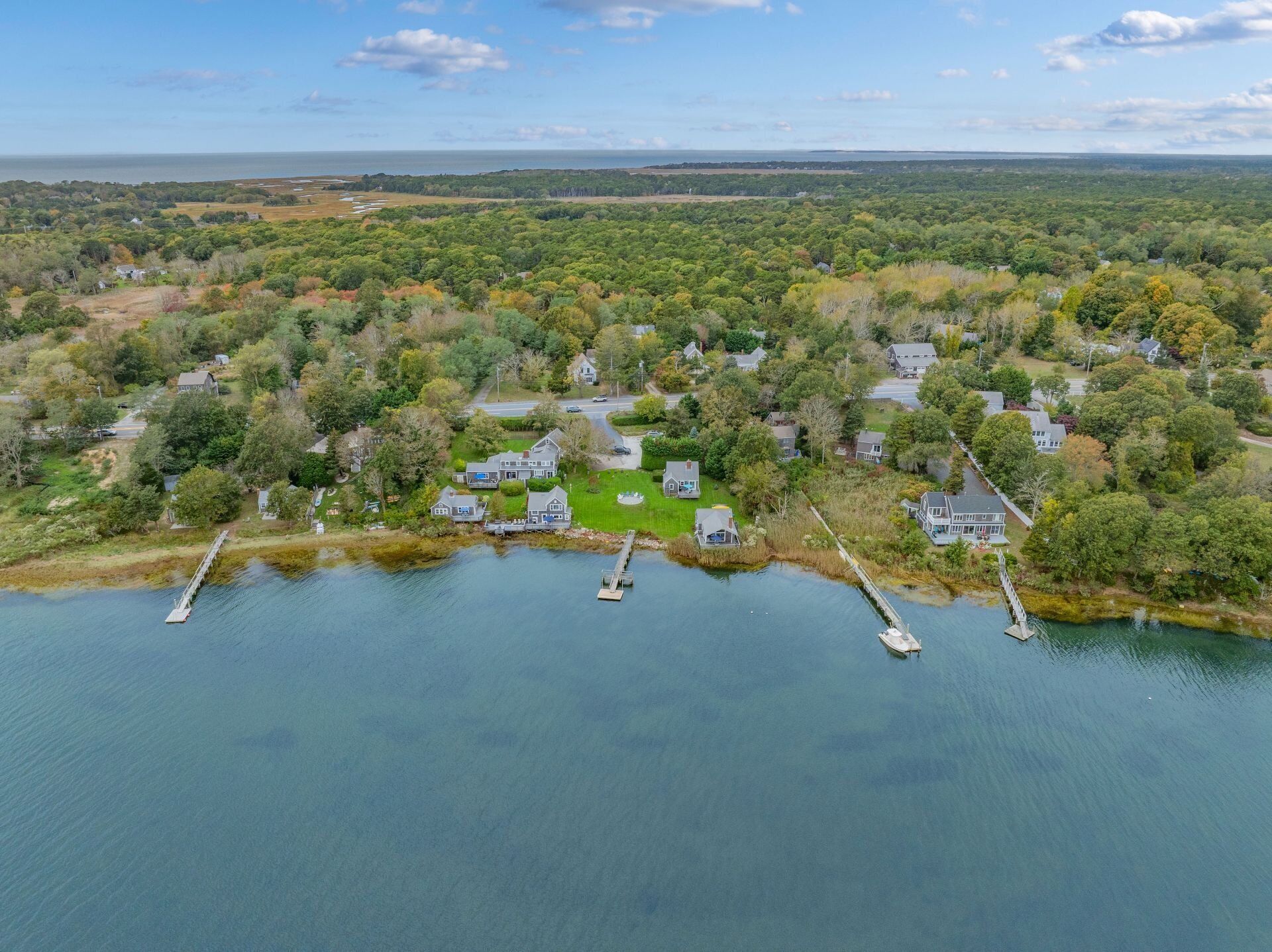 Vue aérienne d’une communauté riveraine, avec ses maisons, ses quais et ses bateaux.