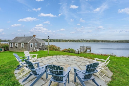 Peaceful Waterfront Cottage Escape
