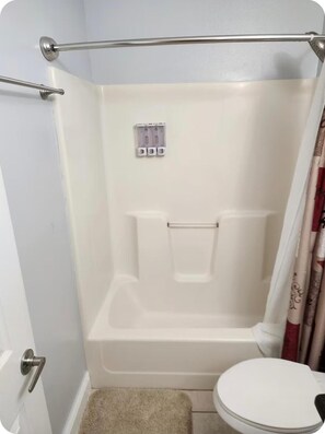 Asciugamani, sapone, shampoo, carta igienica