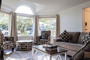 Smart TV - The Langley Courtyard Home | 2BR, 2BA for 6 Guests (Langley)