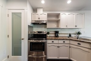 Fridge, oven, stovetop, dishwasher - The Langley Courtyard Home | 2BR, 2BA for 6 Guests (Langley)