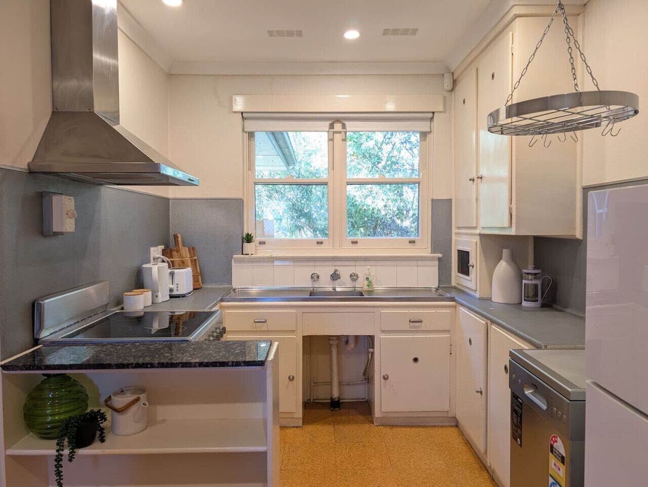 Kjøleskap, ovn, kokeplater og oppvaskmaskin