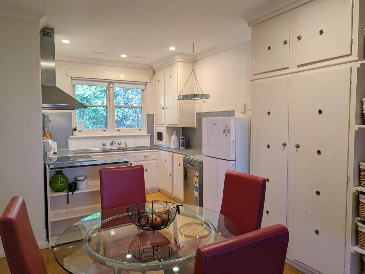 Kjøleskap, ovn, kokeplater og oppvaskmaskin