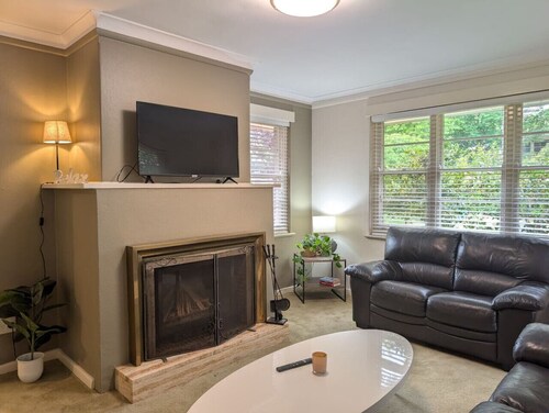 Ol` Deakin classic Canberra