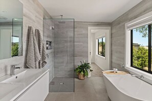 シャワー、環境にやさしいバスアメニティ、ヘアドライヤー、タオル