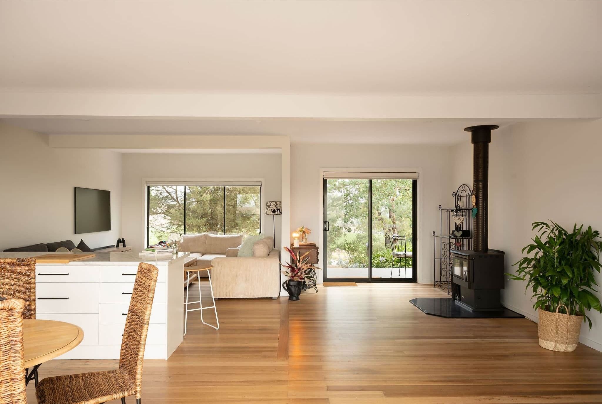 Smart TV, lareira, livros