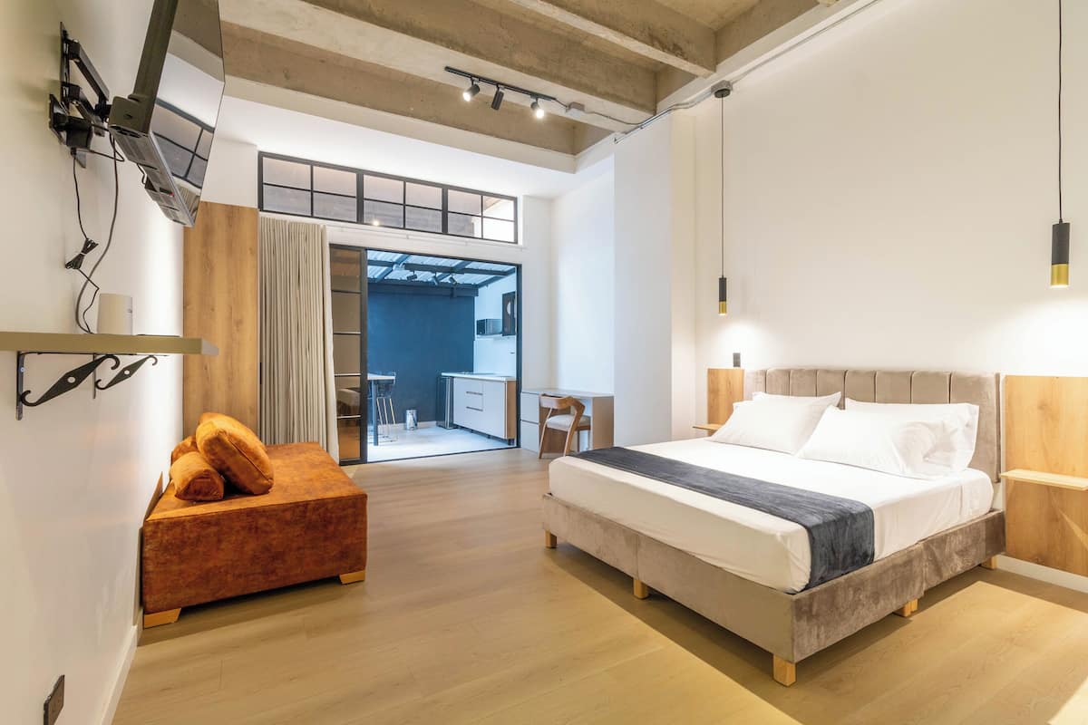 Standard Studio (101) | In-room safe, desk, laptop workspace, blackout drapes