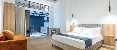 Standard Studio (101) | In-room safe, desk, laptop workspace, blackout curtains