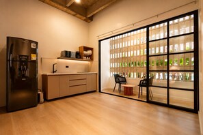 スタンダード スタジオ (103) | 専用キッチン | 小型冷蔵庫、電子レンジ、コンロ、ミキサー