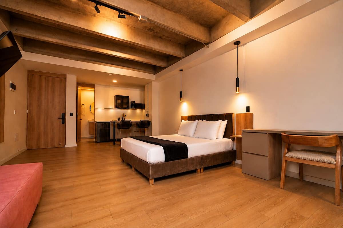 セーフティボックス (室内)、デスク、ノートパソコン用作業スペース、遮光カーテン