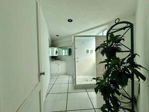 Haartrockner, Handtücher, Seife, Toilettenpapier