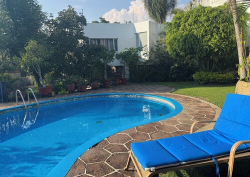 HOUSE WITH BEAUTIFUL GARDEN AND TERRACE