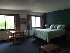 Desk, soundproofing, free WiFi, wheelchair access - Americinn (Monticello)