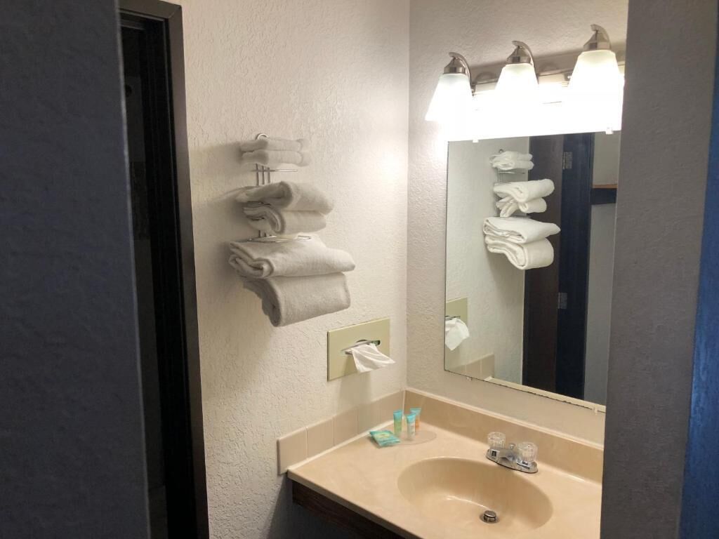 Serviettes fournies, savon, shampoing, papier toilette