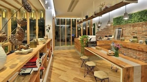 Ein modernes Interieur mit Holzdielen, einer Ziegelwand als Blickfang und einer Bar mit Hockern.