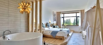 Wuzhen Yuyin Courtyard Design Hotel (South Gate of Xizha Scenic Area)