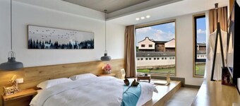 Wuzhen Yuyin Courtyard Design Hotel (South Gate of Xizha Scenic Area)