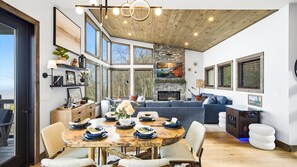 Una Smart TV, una chimenea
