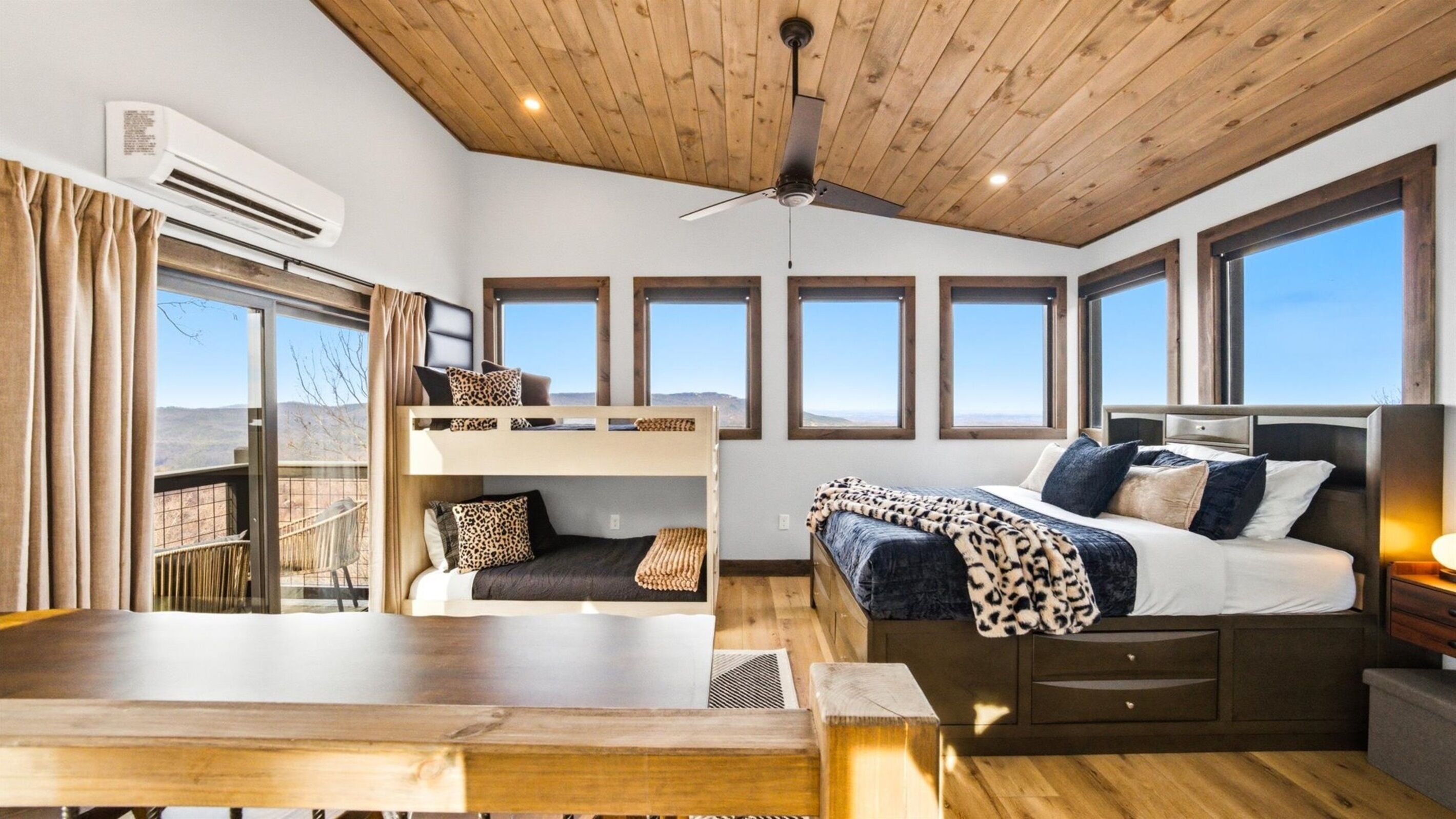 Desk, iron/ironing board, WiFi, bed sheets