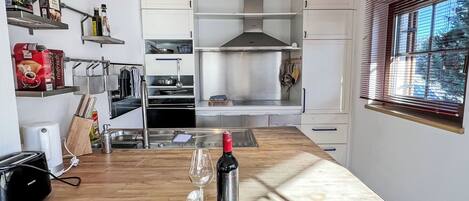 Kjøleskap, mikrobølgeovn, ovn og oppvaskmaskin