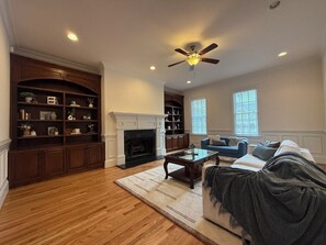 TV, fireplace - Charming 6-bedroom Christmas Retreat in beautiful Augusta (Augusta)