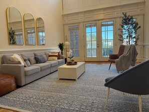 TV, fireplace - Charming 6-bedroom Christmas Retreat in beautiful Augusta (Augusta)