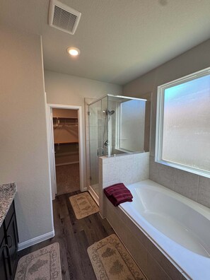 Hair dryer, towels, soap, shampoo - The Expo Retreat, Steps to Brazos County Expo, 6 min to Texas A&M (Bryan)