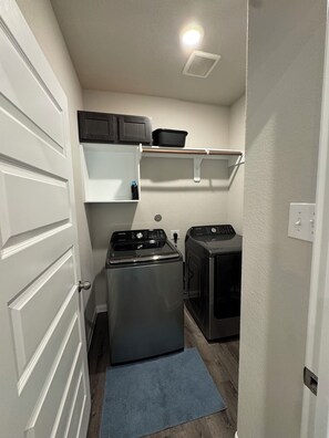 Interior - The Expo Retreat, Steps to Brazos County Expo, 6 min to Texas A&M (Bryan)