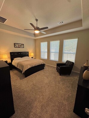 4 bedrooms, desk, free WiFi, bed sheets - The Expo Retreat, Steps to Brazos County Expo, 6 min to Texas A&M (Bryan)