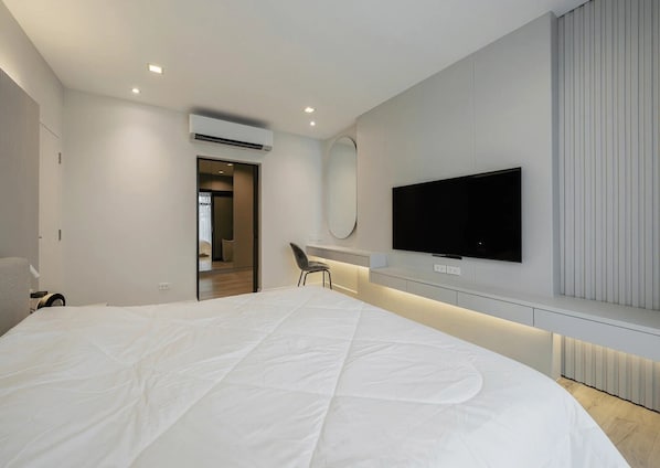 Egyptian cotton sheets, premium bedding, down duvets, memory-foam beds - 5 min to Hoan Kiem Lake-Old Quarter (Hoan Kiem)