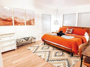 Iron/ironing board, WiFi, bed sheets - Sleeps 20, 8 bedrooms/5 bath, 15 mins to Sedona and 0.3 mi to hiking trails! (Cottonwood)