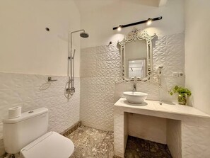 Shower, hair dryer, bidet, towels - Villa White Orchid - Enclosed living area - Seminyak center - Quiet Private Pool (Seminyak)
