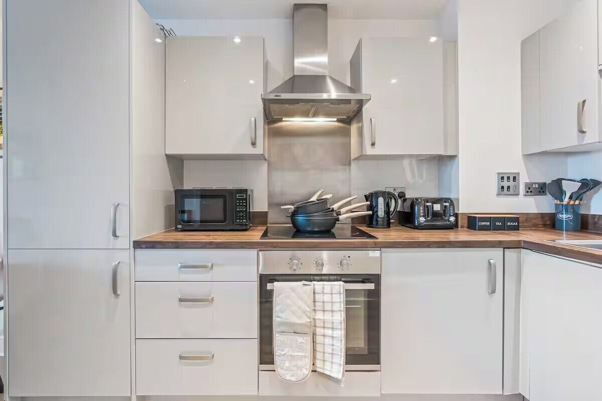 ثلاجة، ميكروويف، فرن، موقد طهي مسطح