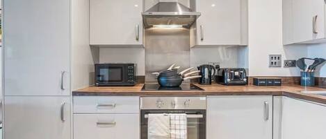 Geladeira, micro-ondas, fogão, cooktop