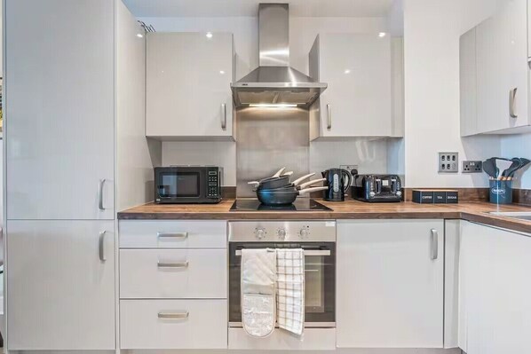 ثلاجة، ميكروويف، فرن، موقد طهي مسطح