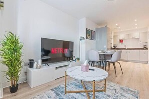 Interior - Couples- Business- Sleeps 2- Pets- WiFi- Parking (Coventry)